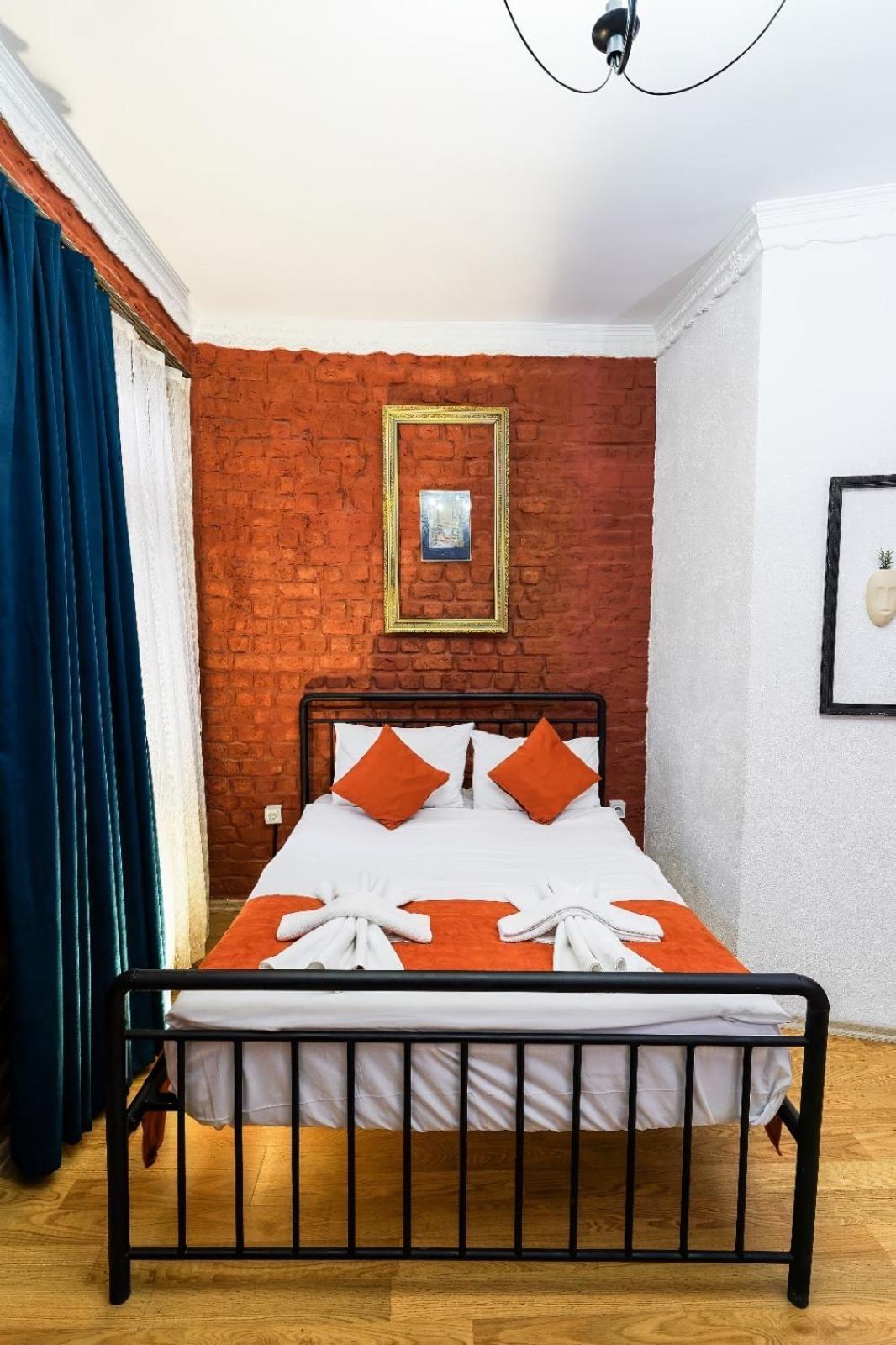 White Bolshoi Rooms Istanbul Bagian luar foto