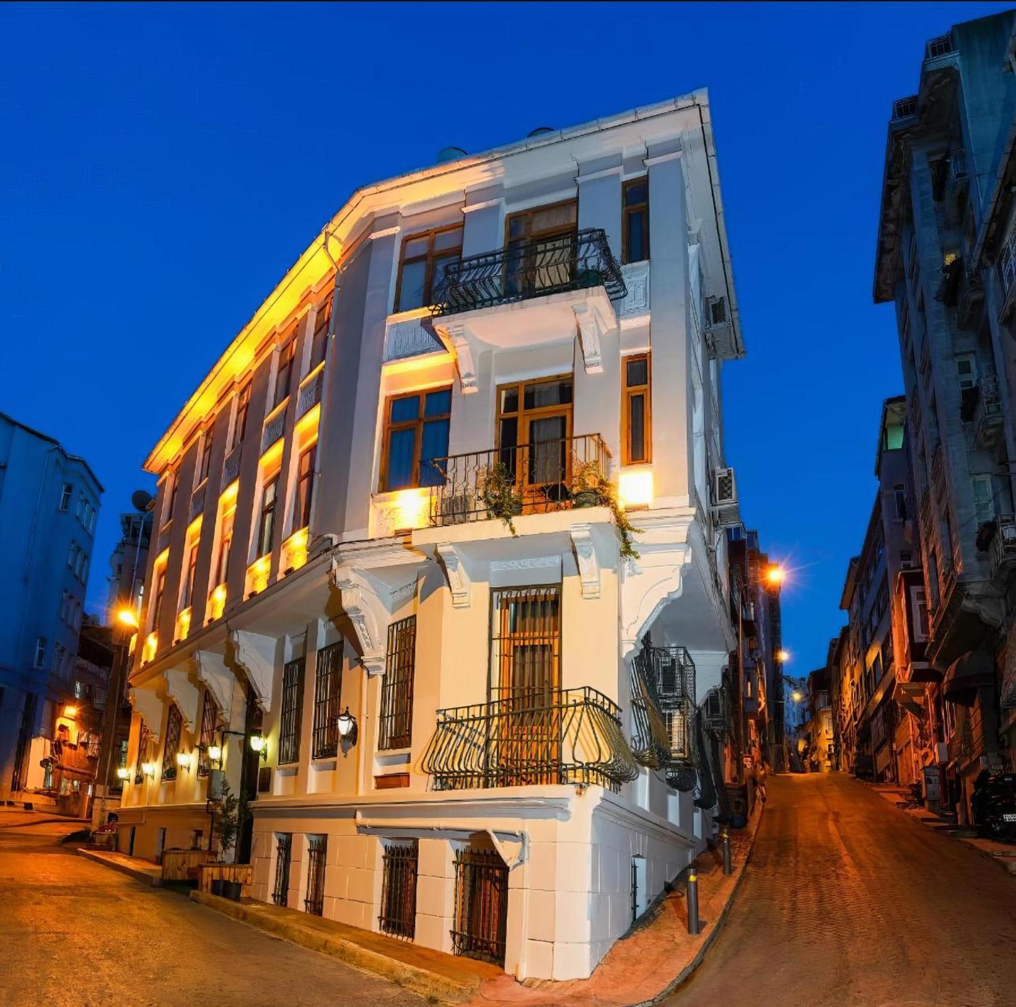 White Bolshoi Rooms Istanbul Bagian luar foto